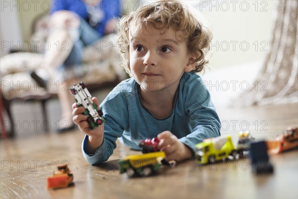 USA, Utah, Boy (2-3) playing on floor. Photo : Tim Pannell