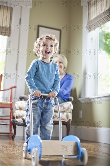 USA, Utah, Boy (2-3) playing with toy cart. Photo : Tim Pannell