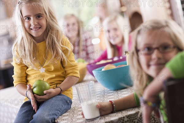 USA, Utah, family portrait of sisters (6-7, 8-9, 12-13, 14-15, 16-17) at table. Photo : Tim Pannell
