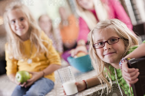 USA, Utah, family portrait of sisters (6-7, 8-9, 12-13, 14-15, 16-17) at table. Photo : Tim Pannell