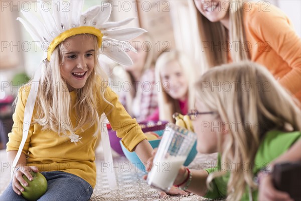 USA, Utah, family portrait of sisters (6-7, 8-9, 12-13, 14-15, 16-17)having fun at table. Photo : Tim Pannell