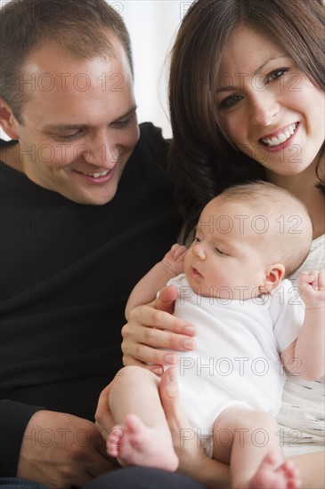 USA, New Jersey, Jersey City, Portrait of family with baby girl (2-5 months). Photo : Jamie Grill Photography