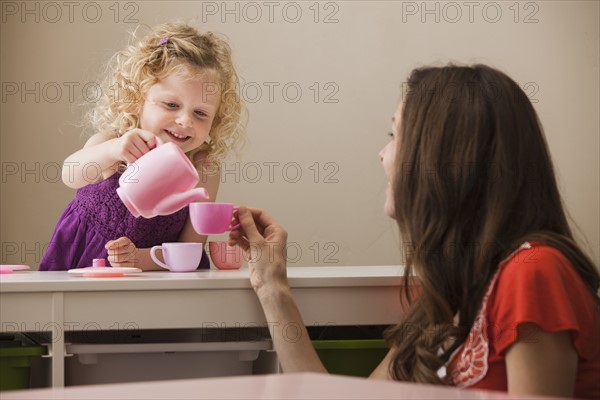 USA, Utah, Lehi, mother and daughter (2-30 having tea. Photo : Mike Kemp