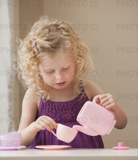 USA, Utah, Lehi, girl (2-3) playing with toy crockery . Photo : Mike Kemp