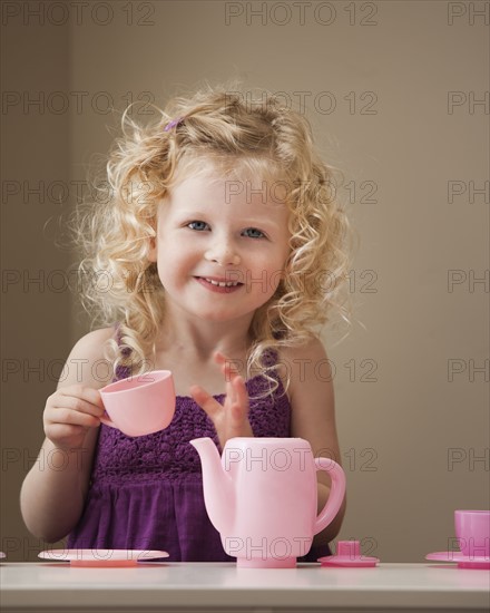 USA, Utah, Lehi, girl (2-3) playing with toy crockery . Photo : Mike Kemp