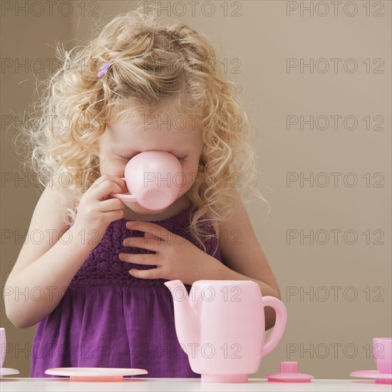 USA, Utah, Lehi, girl (2-3) playing with toy crockery . Photo : Mike Kemp