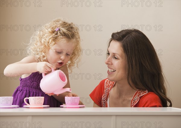 USA, Utah, Lehi, mother and daughter (2-30 having tea. Photo : Mike Kemp