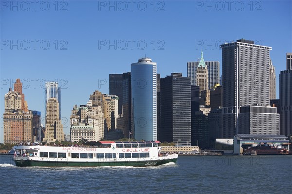 USA, New York City, Manhattan skyline with ferry. Photo : fotog