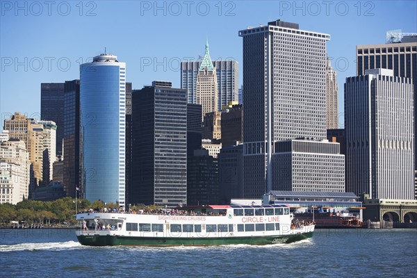 USA, New York City, Manhattan skyline with ferry. Photo : fotog