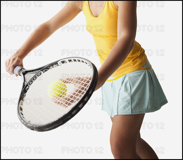 Young woman playing tennis. Photo : Mike Kemp