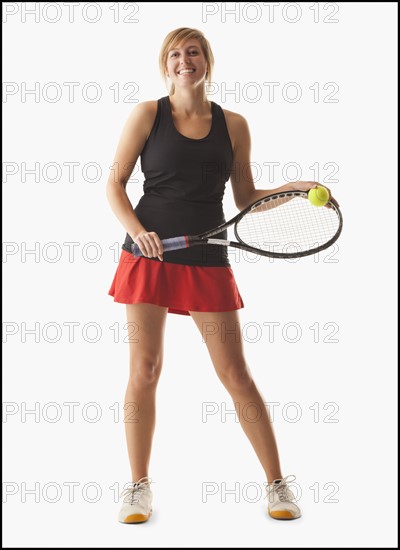 Young woman holding tennis racket. Photo : Mike Kemp