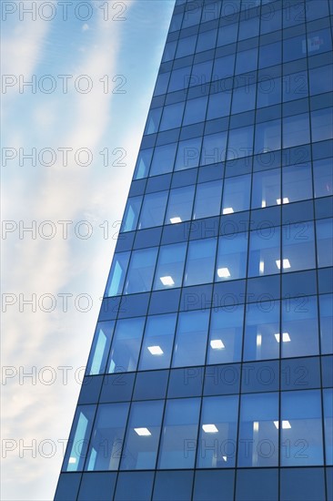 USA, New York, Long Island City, glass facade of office building. Photo : fotog