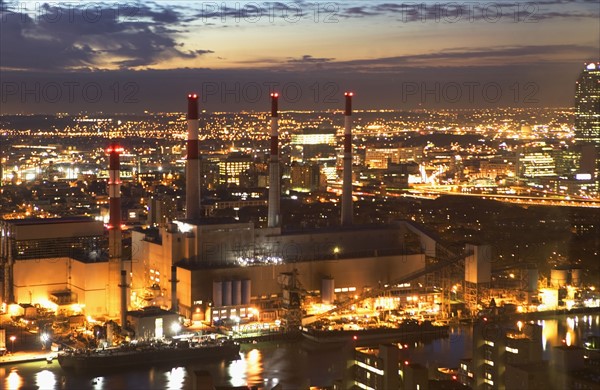 USA, New York, Long Island City, cityscape with power plant. Photo : fotog