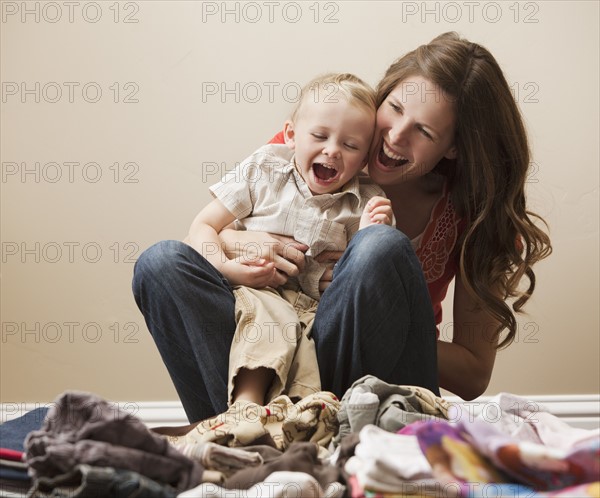 USA, Utah, Lehi, mother embracing son (18-23 months). Photo : Mike Kemp