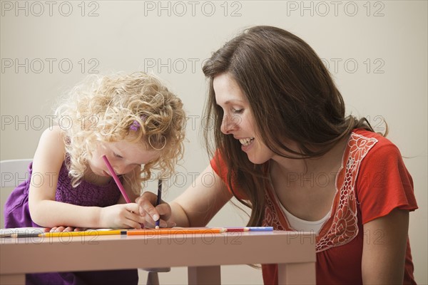 USA, Utah, Lehi, mother and daughter (2-3) drawing together. Photo : Mike Kemp