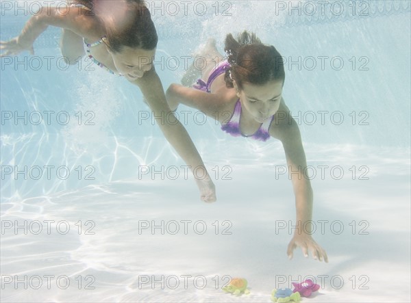 USA, New York, Girls (10-11, 10-11) in swimming pool. Photo : Jamie Grill Photography