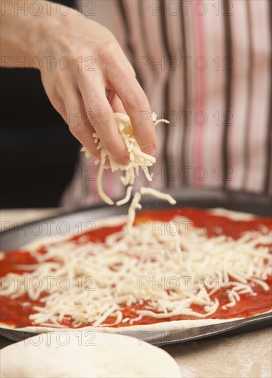 Woman preparing pizza. Photo : Mike Kemp