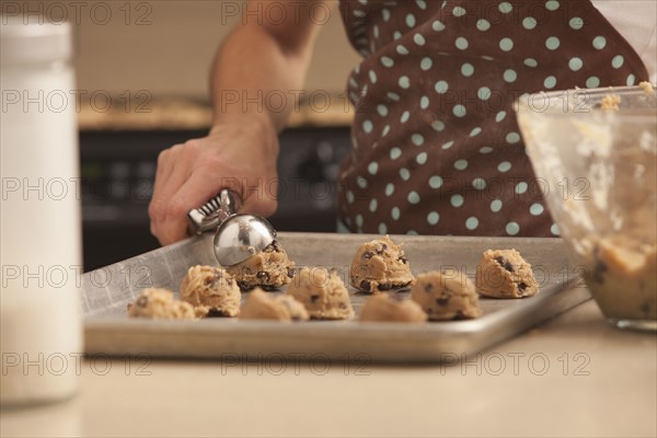 Woman preparing chocolate cookies. Photo : Mike Kemp