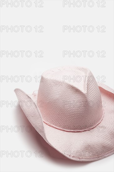 Pink straw hat. Photo : FBP