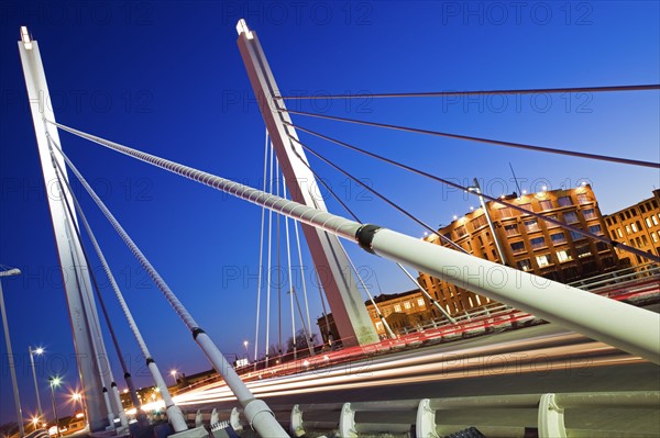 USA, Wisconsin, Milwaukee, suspension bridge at night. Photo : Henryk Sadura