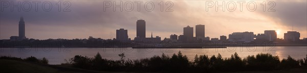 USA, Louisiana, Baton Rouge, City skyline over Mississippi River at sunrise. Photo : Henryk Sadura