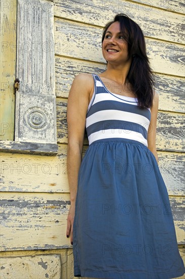 USA, Louisiana, New Orleans, portrait of woman leaning against wooden wall. Photo : Henryk Sadura