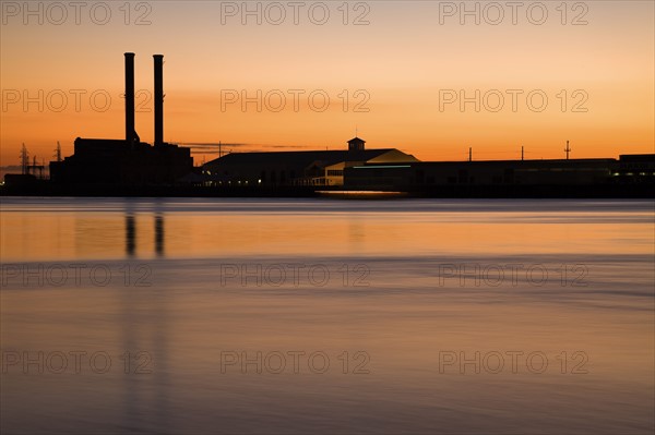 USA, Louisiana, New Orleans, silhouette of smokestacks at lakefront. Photo : Henryk Sadura