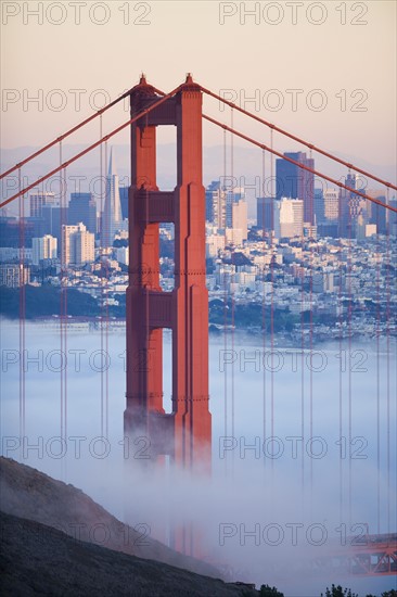 USA, California, San Francisco, Golden Gate Bridge in fog. Photo : Noah Clayton