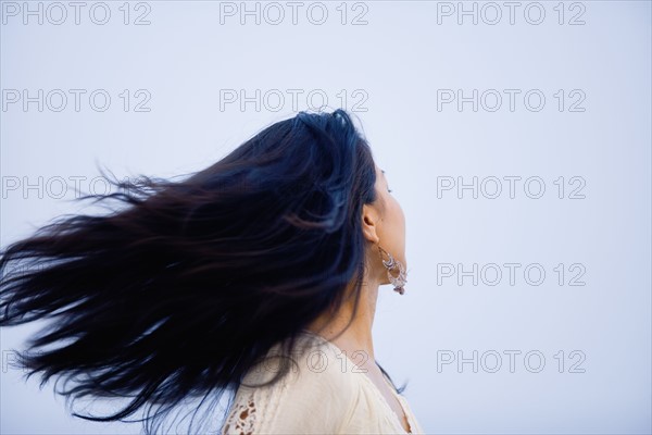 Windswept young woman . Photo : Noah Clayton