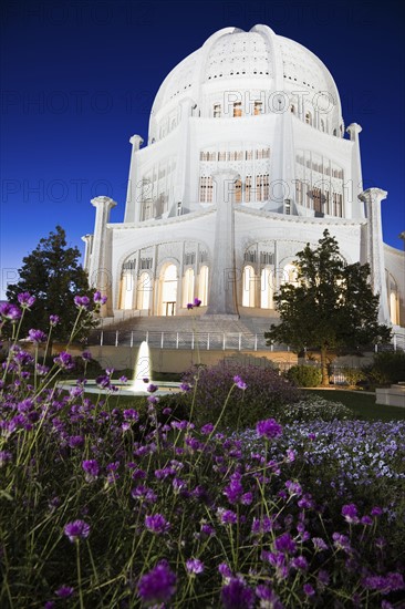 USA, Illinois, Wilmette, buddhist temple at night. Photo : Henryk Sadura