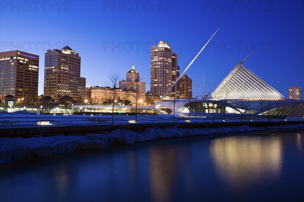 USA, Wisconsin, Milwaukee, Milwaukee Art Museum at night. Photo : Henryk Sadura