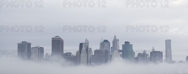 USA, New York State, New York City, Skyline in fog. Photo : fotog