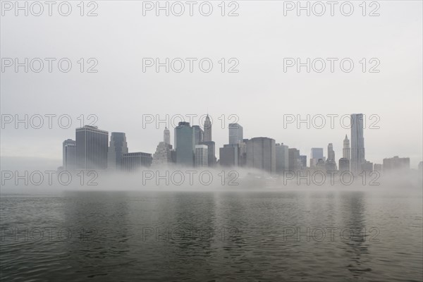 USA, New York State, New York City, Skyline in fog. Photo : fotog