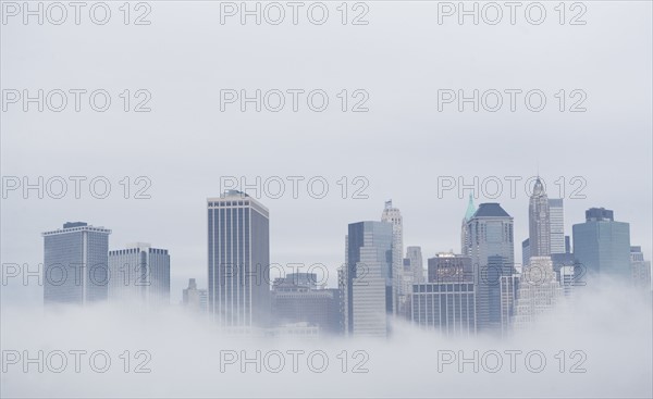 USA, New York State, New York City, Skyline in fog. Photo : fotog