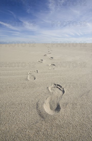 USA, Massachusetts, Cape Cod, footprints on beach . Photo : Chris Hackett