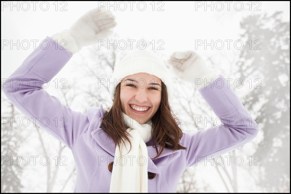 USA, Utah, Lehi, Portrait of young woman wearing winter coat outdoors. Photo : Mike Kemp