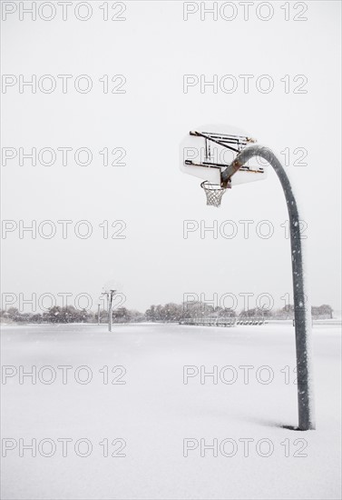 USA, New York State, Rockaway Beach, basketball hoop in winter. Photo : Jamie Grill Photography