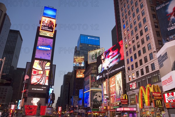 USA, New York State, New York City, Times Square at dusk. Photo : fotog