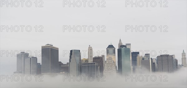 USA, New York State, New York City, Skyline in fog. Photo : fotog