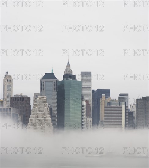 USA, New York State, New York City, Skyline in fog. Photo : fotog