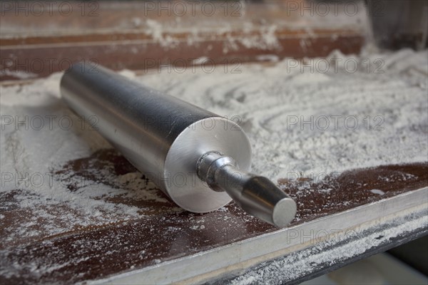 USA, Massachusetts, Boston, rolling pin and flour at pizzeria. Photo : Johannes Kroemer