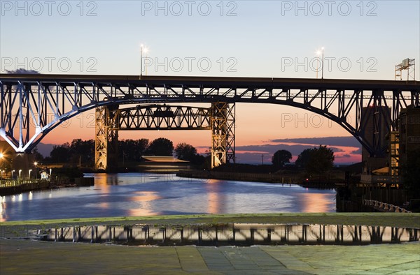 USA, Ohio, Cleveland, Bridge over river. Photo : Henryk Sadura