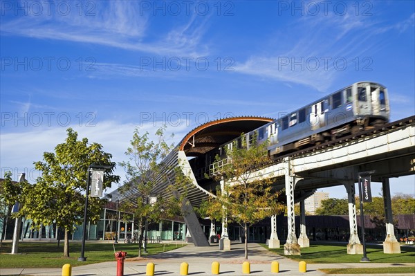 USA, Illinois, Chicago, Train passing Illinois Institute of Technology. Photo : Henryk Sadura