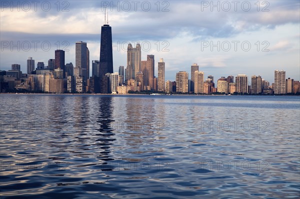 USA, Illinois, Chicago, City skyline over Lake Michigan. Photo : Henryk Sadura