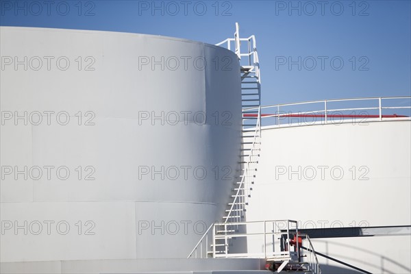 USA, New York City, Oil storage tanks in refinery. Photo : fotog