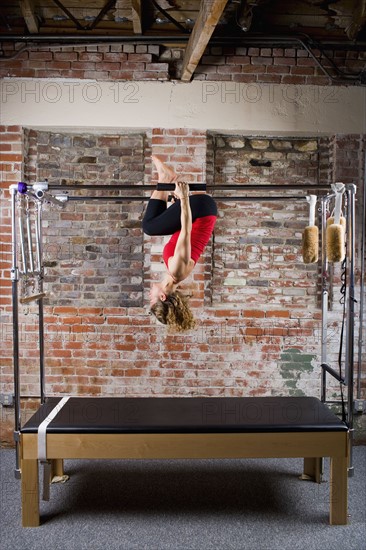 USA, California, Berkeley, Mid adult woman training pilates. Photo : Noah Clayton