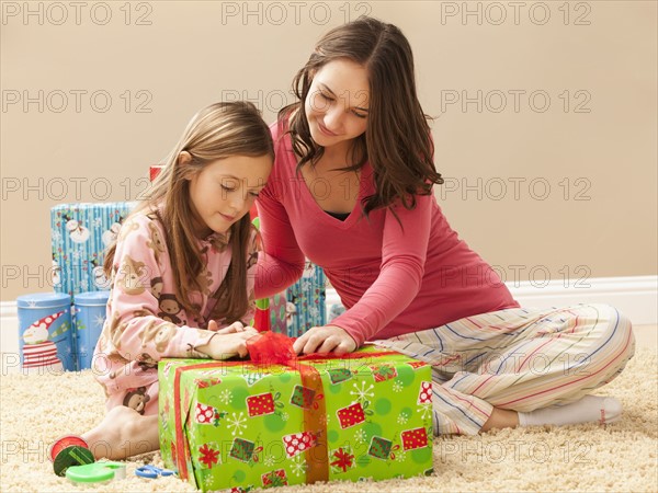 Two sisters (6-7, 18-19) preparing Christmas presents. Photo : Mike Kemp