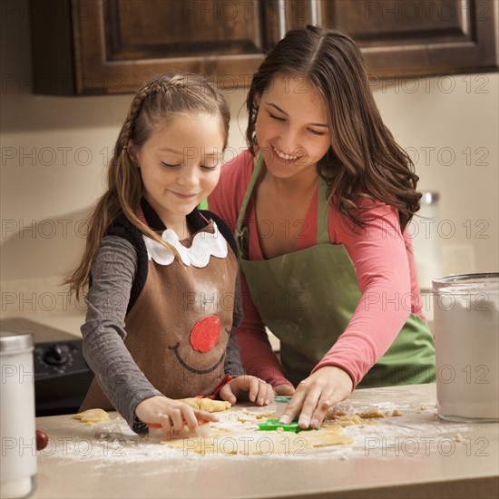 Two sisters (6-7, 18-19) making cookies. Photo : Mike Kemp