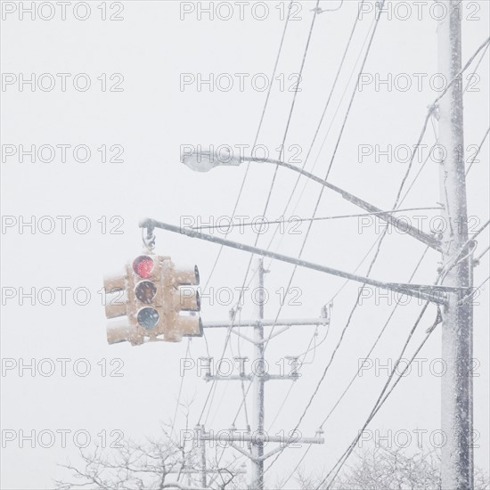 USA, New York State, Rockaway Beach, stoplight through snow. Photo : Jamie Grill Photography