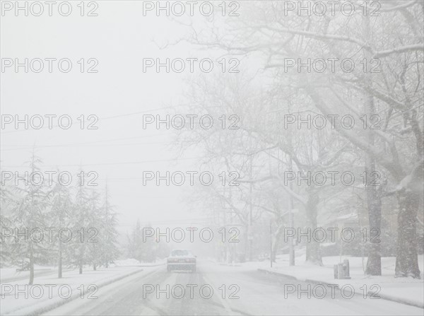 USA, New York State, Rockaway Beach, car on road during blizzard. Photo : Jamie Grill Photography